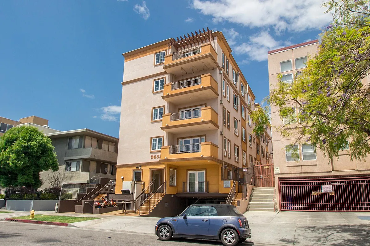 Building Photo - 5633 Carlton Way #401