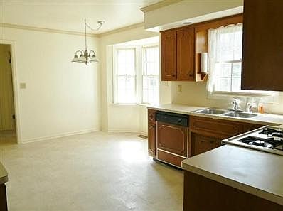 3rd image of 1645 Oakwood Dr