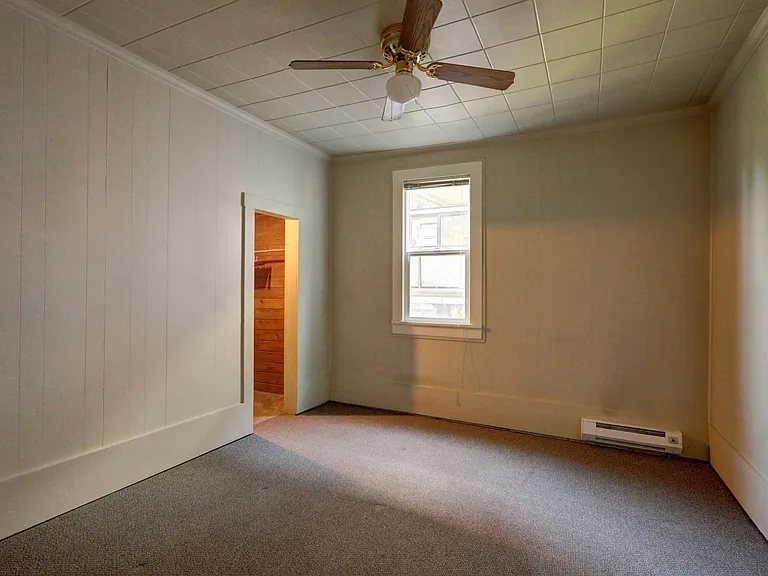 Spacious, high ceilings, ceiling fan and lots of closet space!
