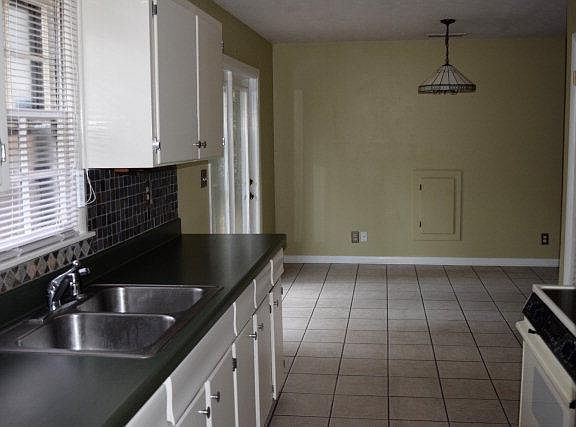 3rd image of 1222 N Park Ave