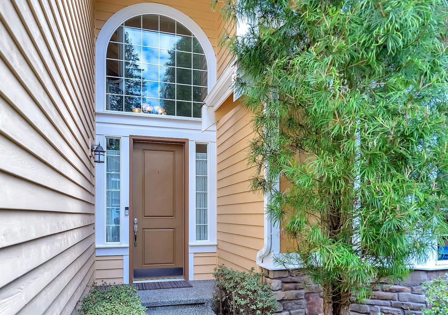 Beautiful Meadowdale Court home in Edmonds - Available on 9/1/2026 — Photo 2