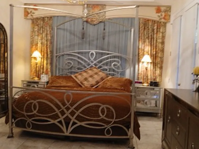 Master Bedrm - King Bed Shown
