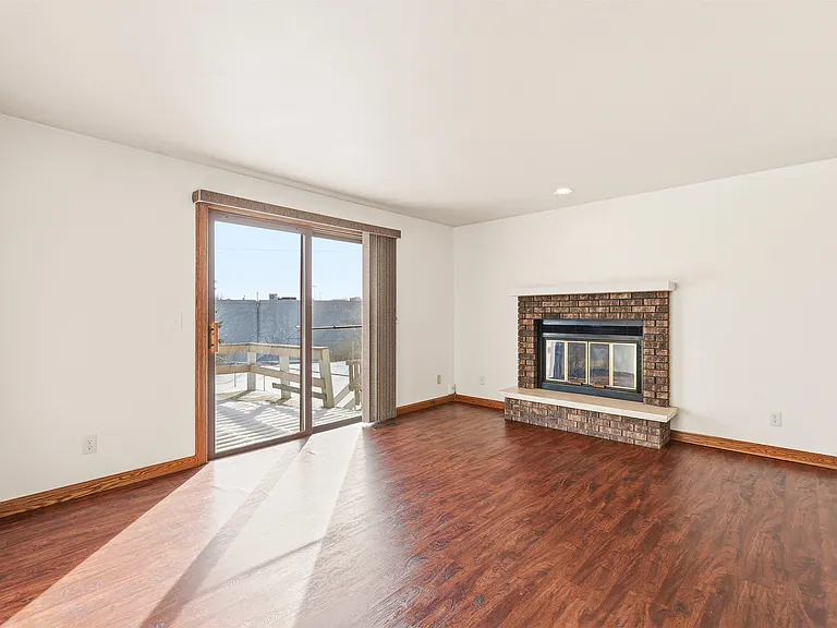 809 W Ridgeview Dr — Photo 2