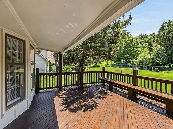 3rd image of 909 W 121st St