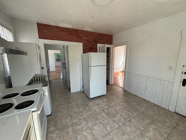 418 Essex St #2 — Photo 4