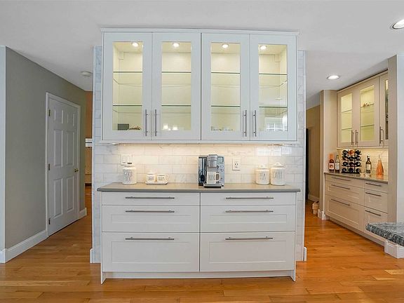 4th image of 8 Rockhill Cir