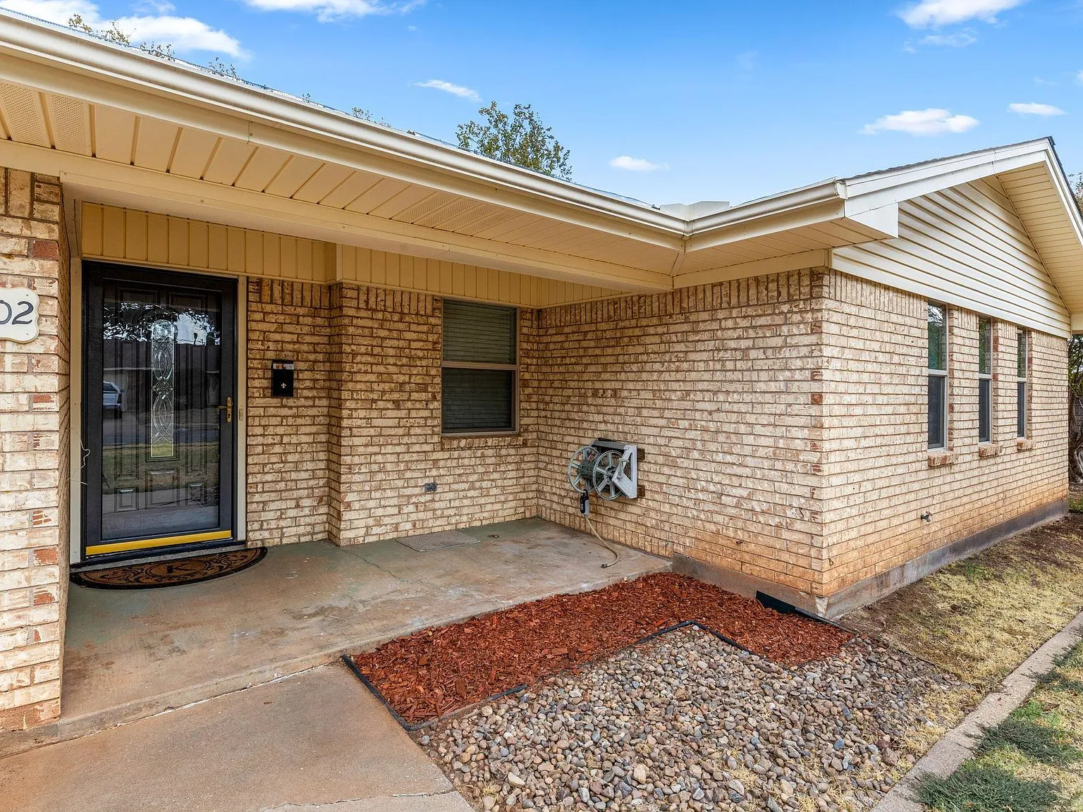 4 bed, 2.0 bath, 1635 sqft, $2,400 — Photo 2