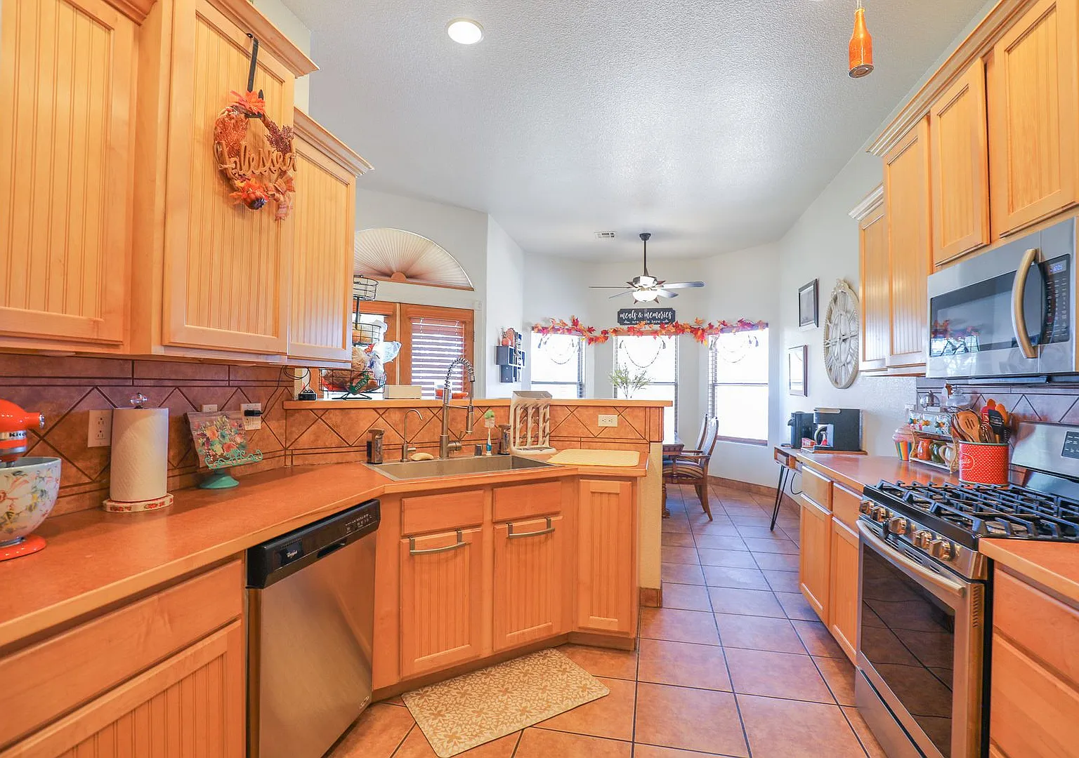 Beautiful 4 bedroom, 2.5 bath home — Photo 4