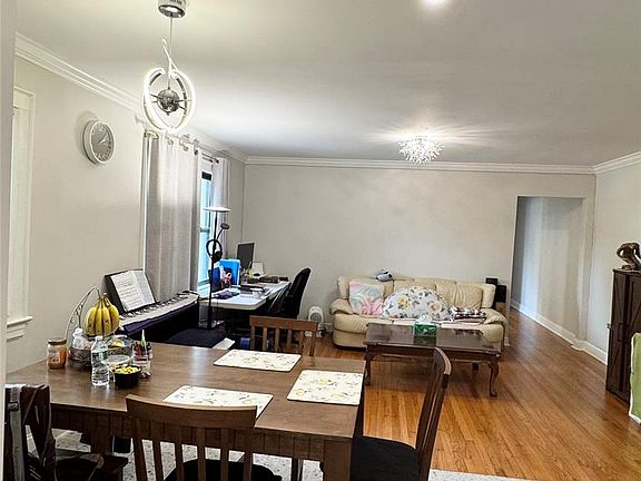 5th image of 504 Ashford Ave