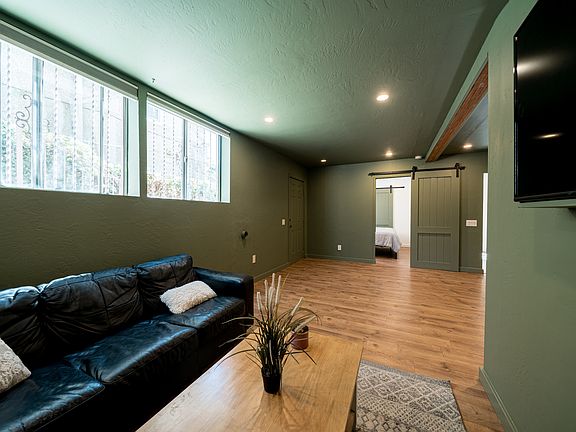 5th image of 2637 1/2 C St