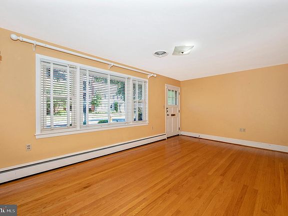 5th image of 512 Fairview Ave