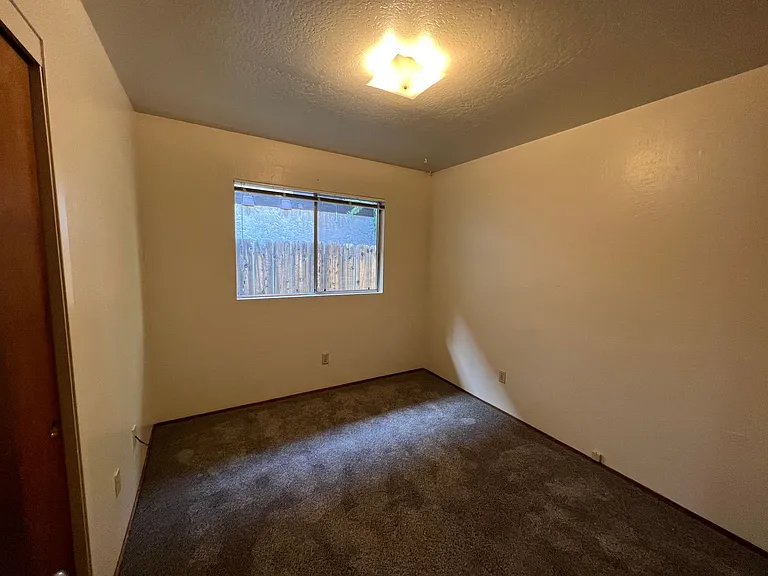 1132 Hobart St — Photo 6