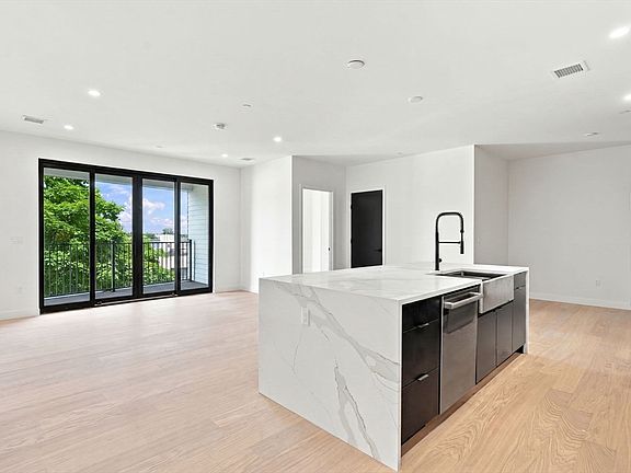 3rd image of 22 High St #103