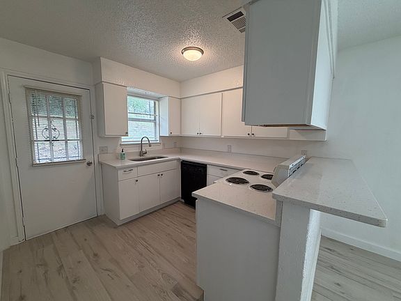 5th image of 2600 NW 21st St APT B