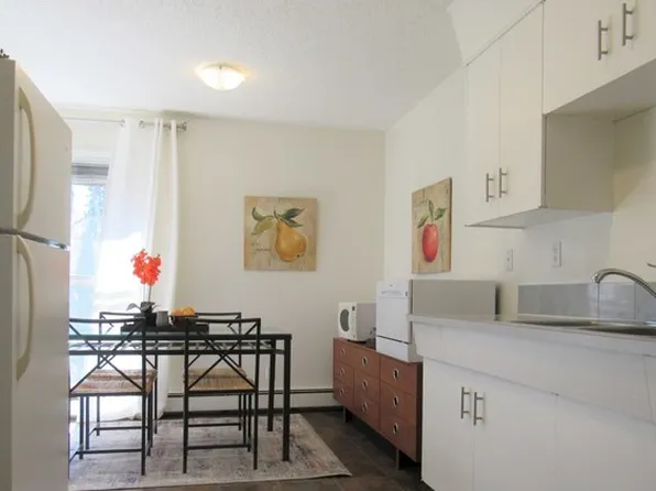 1A 72nd Ave NW #10620, Edmonton, AB T6E 5M8