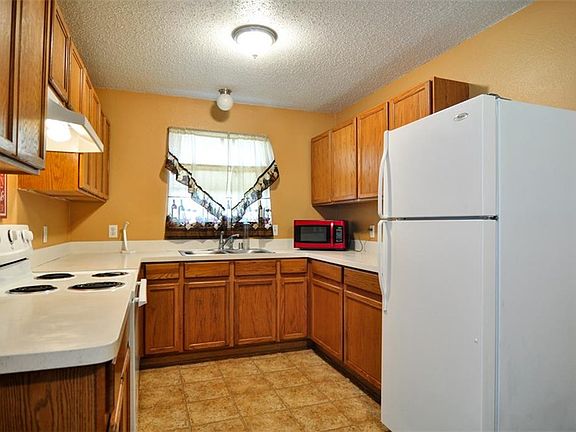 2nd image of 3432 Pinebrook Dr