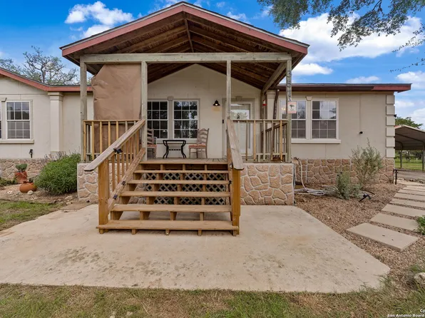 357 Dallas, Bandera, TX 78003