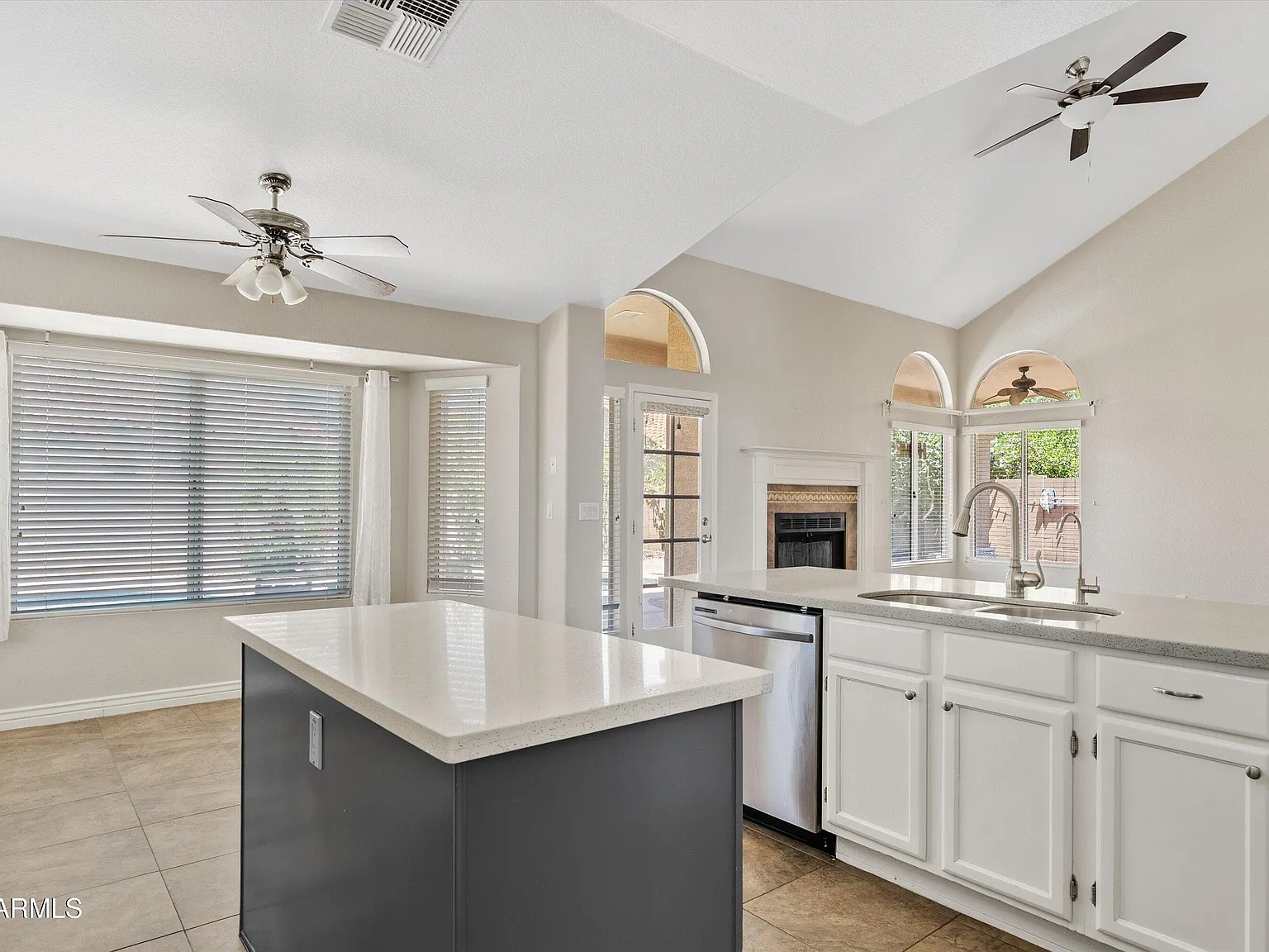 5 bed, 2.5 bath, 2883 sqft, $3,795 — Photo 3