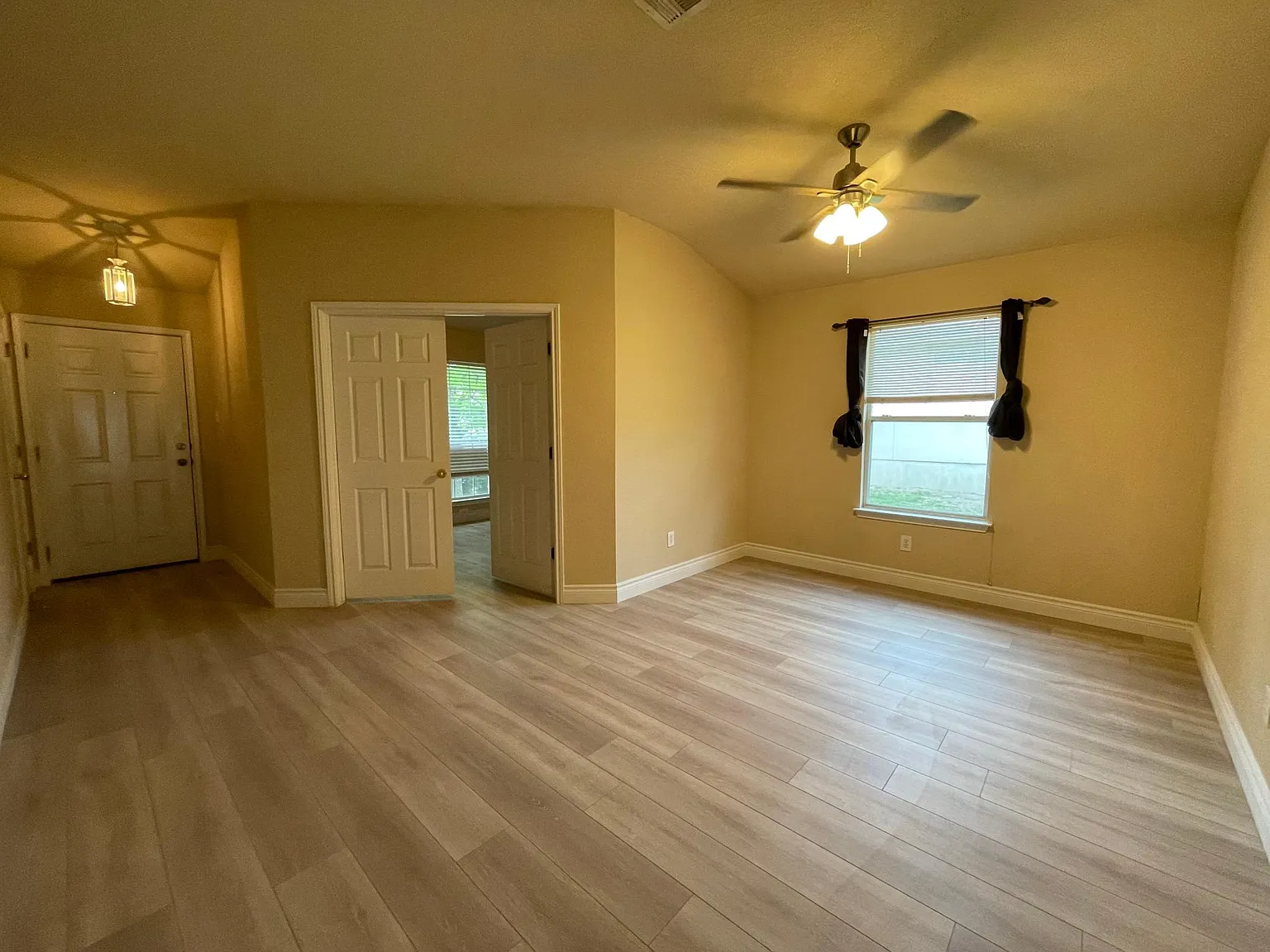 3 bed, 1834 sqft, $1,945 — Photo 3