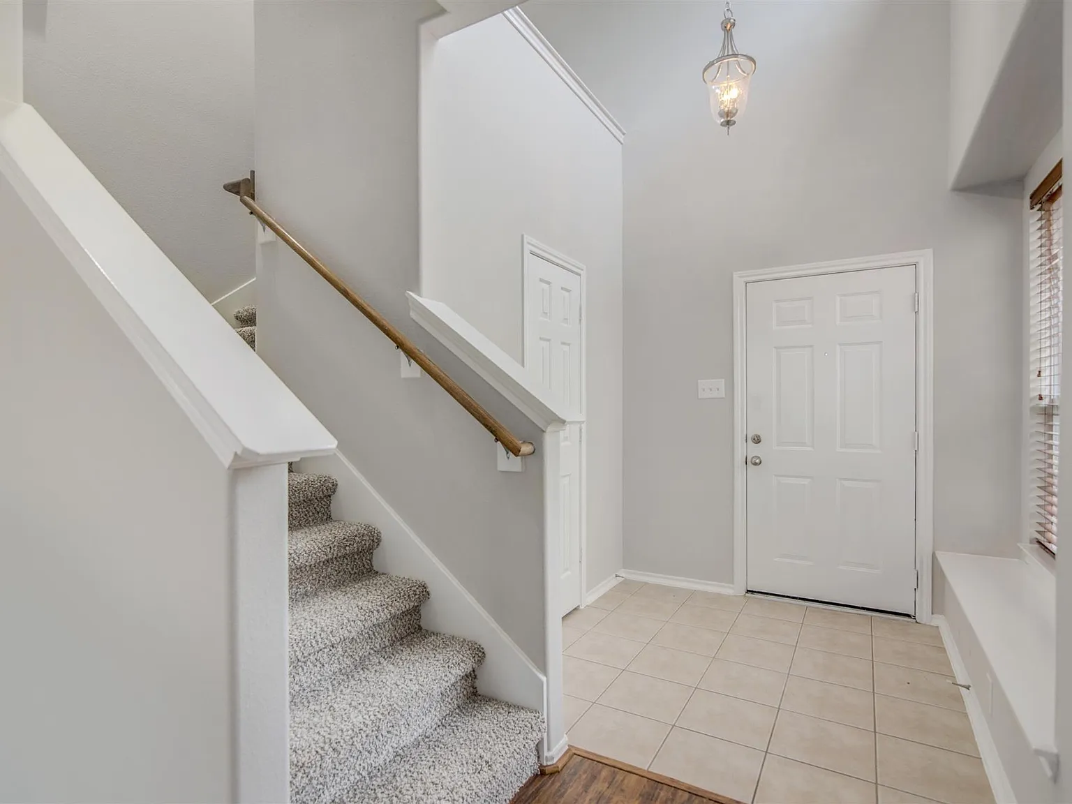 3 bed, 2.5 bath, 1624 sqft, $1,900 — Photo 4