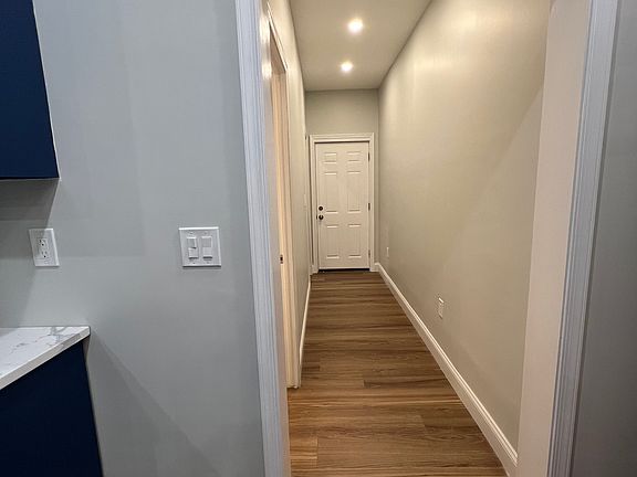 3rd image of 1456 N Myrtlewood St