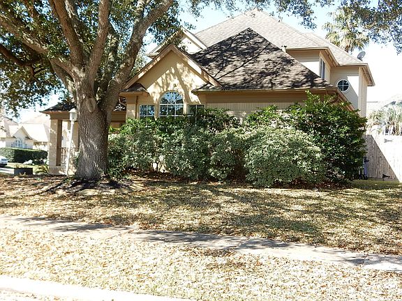 2nd image of 201 Las Brisas St