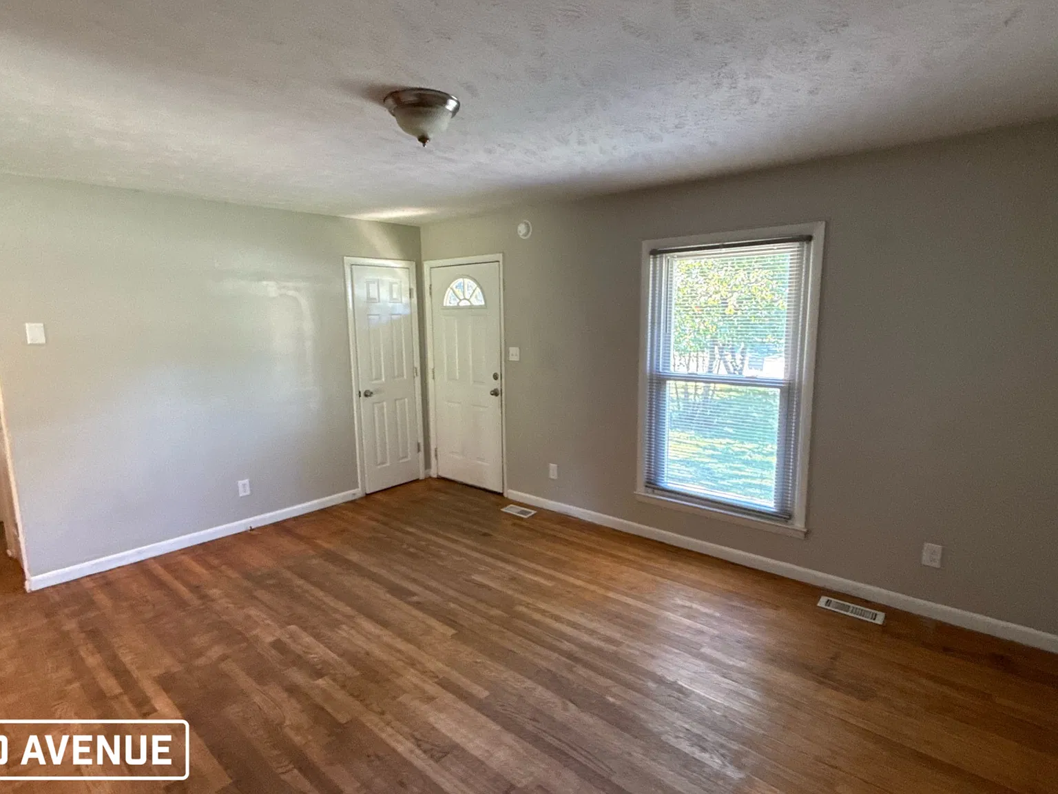 3 bed, 1.5 bath, 1325 sqft, $1,309 — Photo 2