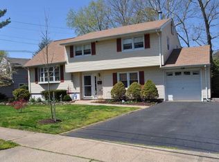 3 Starlit Dr, Middlesex, NJ 08846