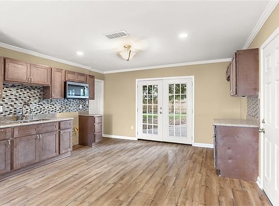 5th image of 161 Elaine Dr
