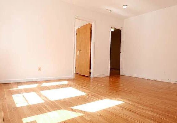 3rd image of 311 W 95th St APT 3B