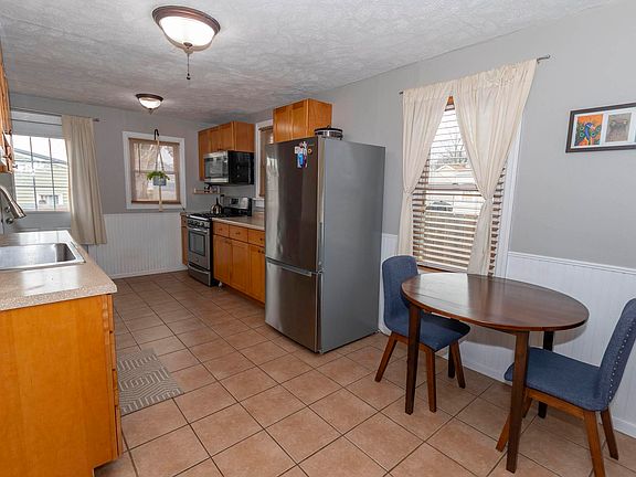 5th image of 819 Burdette St
