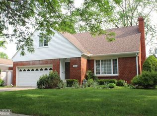 1242 Hawthorne Rd, Grosse Pointe Woods, MI 48236