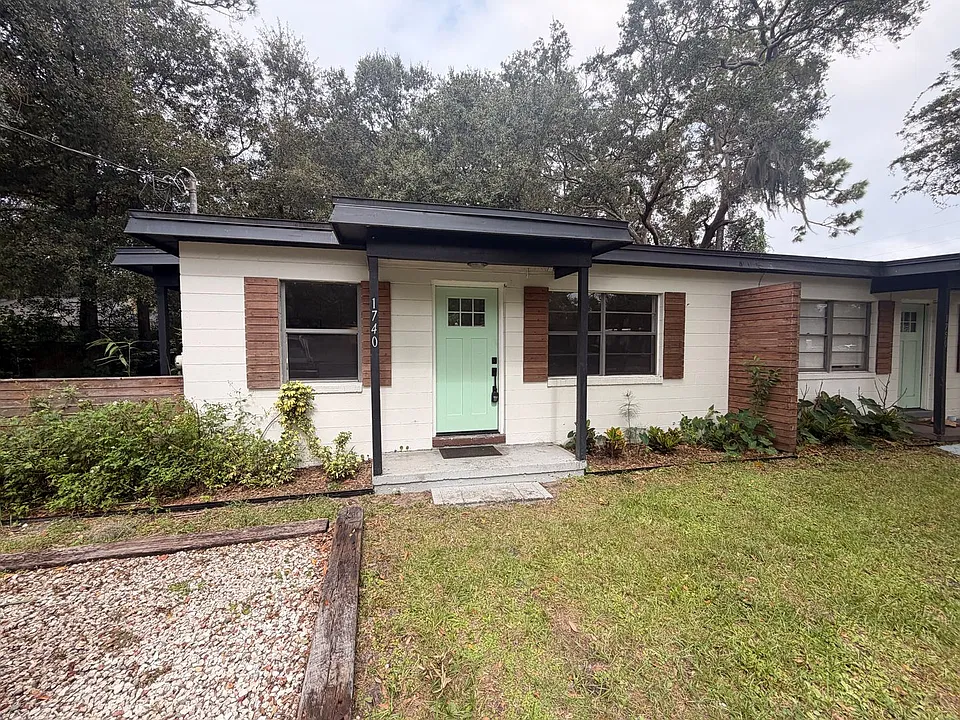 1700 Main St