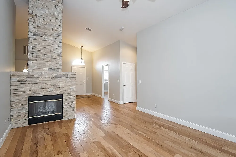 3 bed, 2.0 bath, 1459 sqft, $2,045 — Photo 3