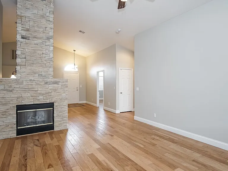 537 Bay Bridge Dr — Photo 3