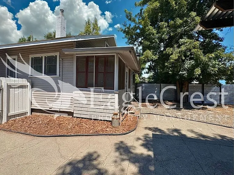 304 S Division St — Photo 77