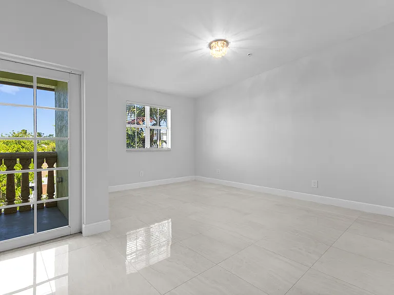 621 NE 8th Ave — Photo 17
