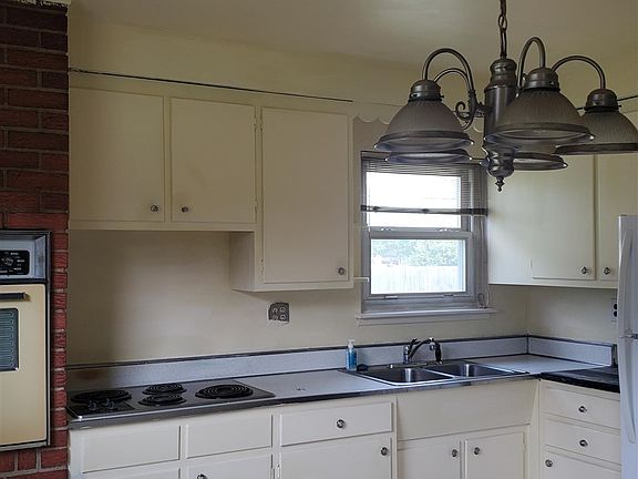 5th image of 129 E Southfield Dr