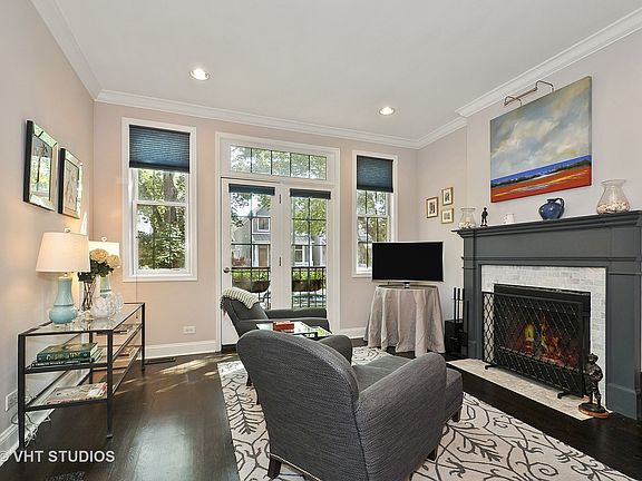 3rd image of 3038 N Leavitt St #1