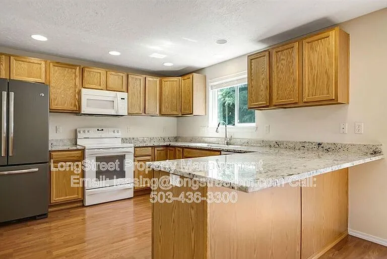 332 NE Carmen Pl — Photo 12