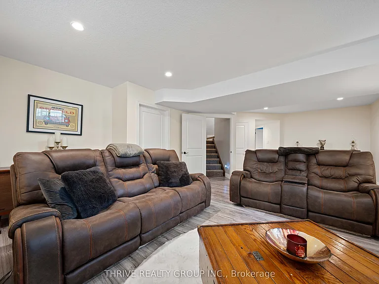 12 Ashwood Cres — Photo 29