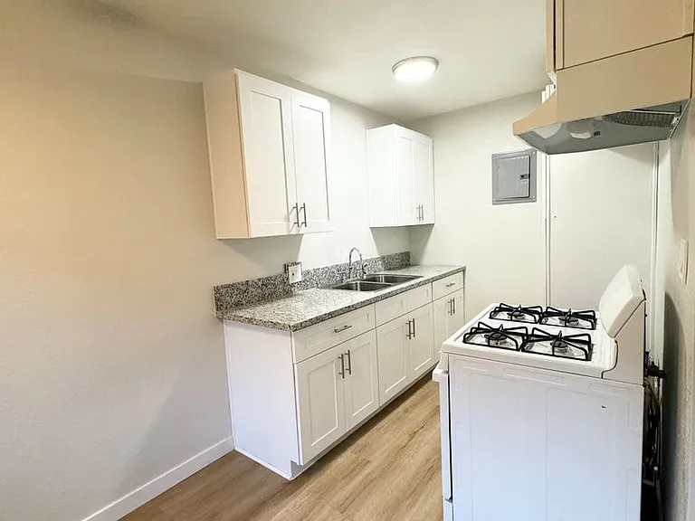 80 N Bonnie Ave — Photo 13