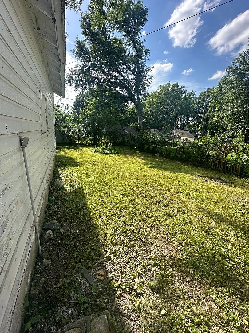 1428 S Willow Ave - 64052 — Photo 4