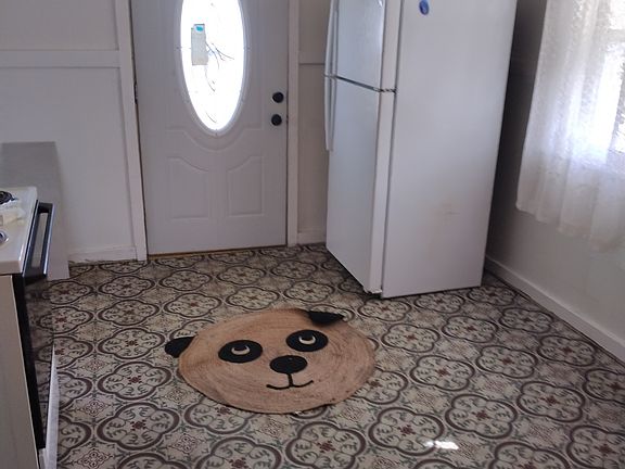 3rd image of 609 East St