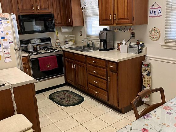 3rd image of 2300 Woodburn Ave