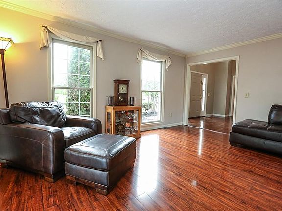 5th image of 70 Chippenham Dr