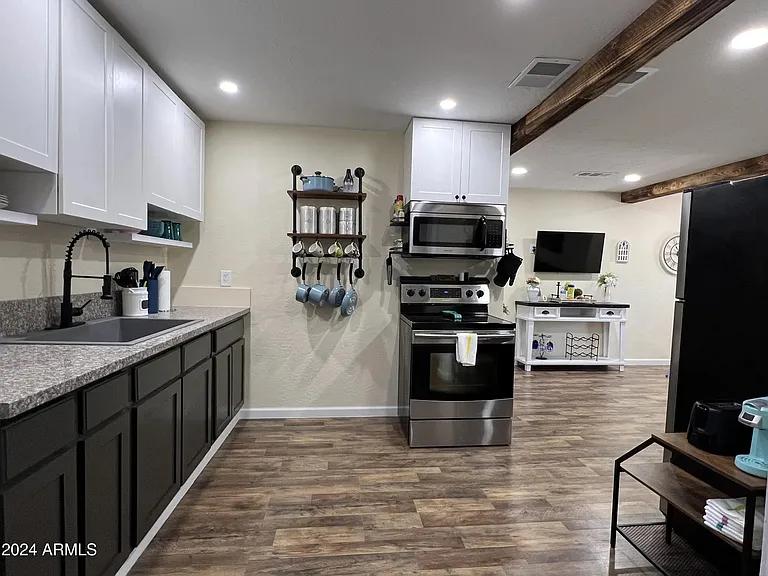 Full kitchen