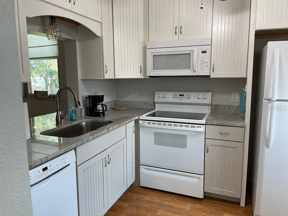 2 bed, 2.0 bath, 940 sqft, $2,700 — Photo 2