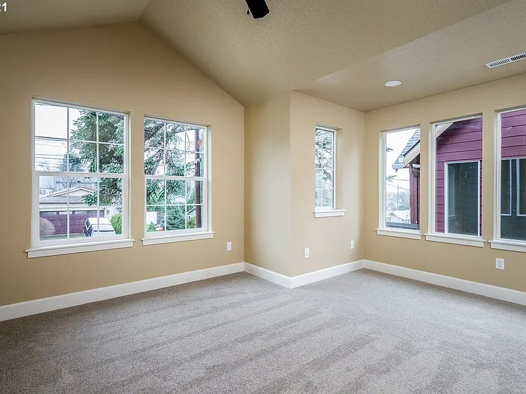 9126 N Seward Ave — Photo 15
