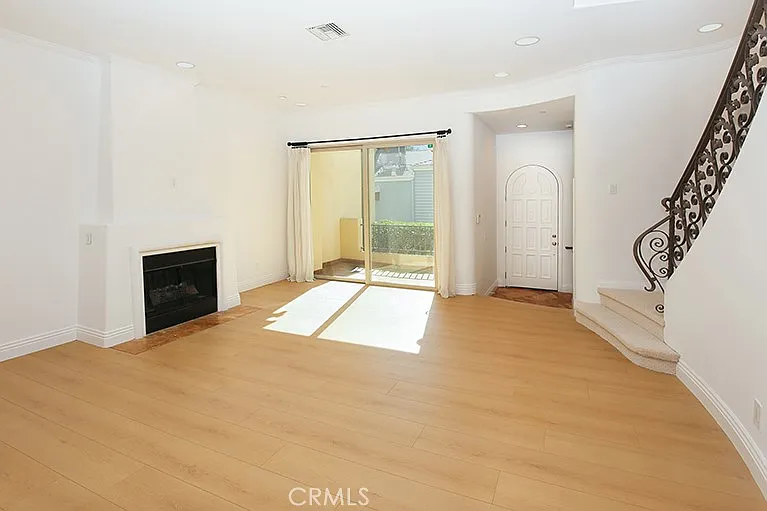 2 bed, 2.5 bath, 1600 sqft, $5,500 — Photo 4